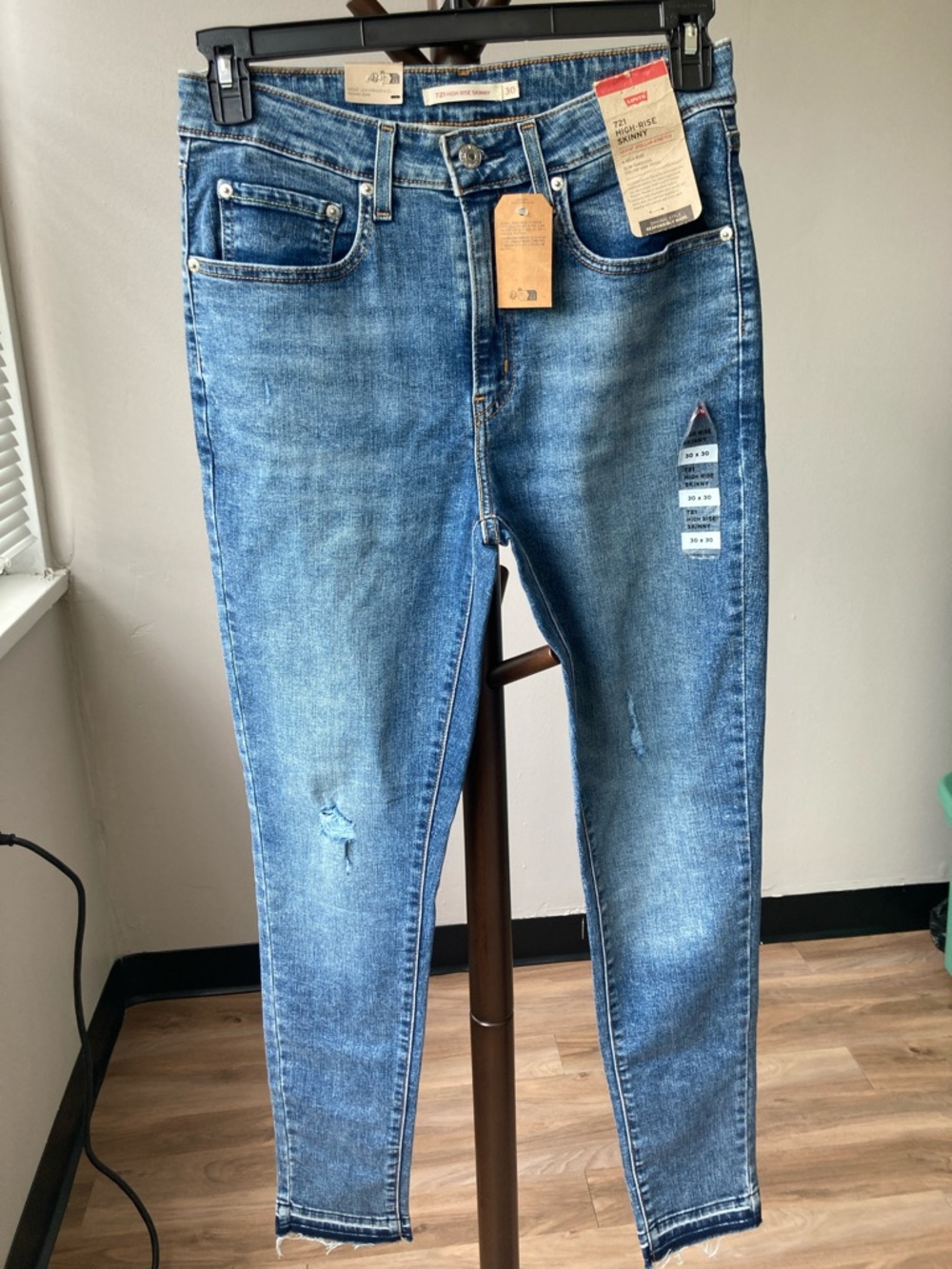Levi’s 721 high rise skinny jean distressed raw hem stretch 30 X 30